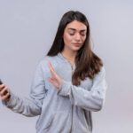 Žena odmítající dotykový telefon