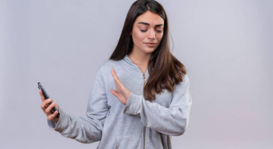 Žena odmítající dotykový telefon