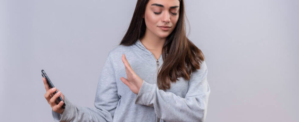 Žena odmítající dotykový telefon